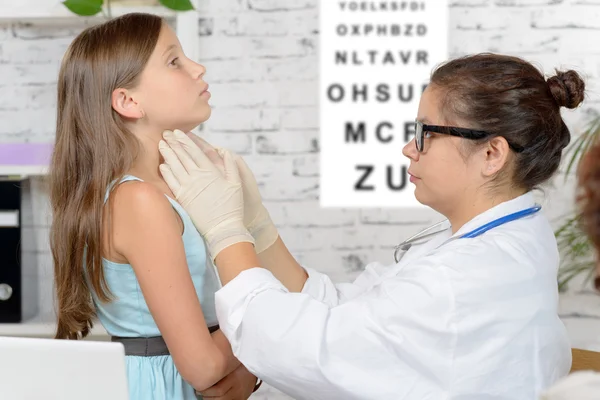 Un jeune médecin examine une petite fille — Photo