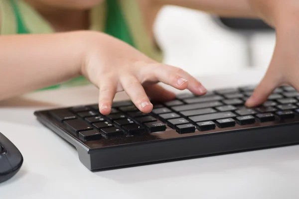 Close-up on a child's hands on the keyboard — Stock Photo, Image