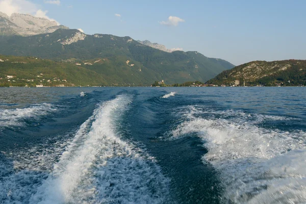 Golven achter een motorboot op het meer — Stockfoto