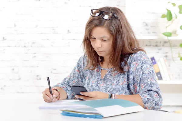 Una adolescente haciendo su tarea — Foto de Stock