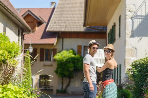 Um jovem casal olhando para um mapa — Fotografia de Stock