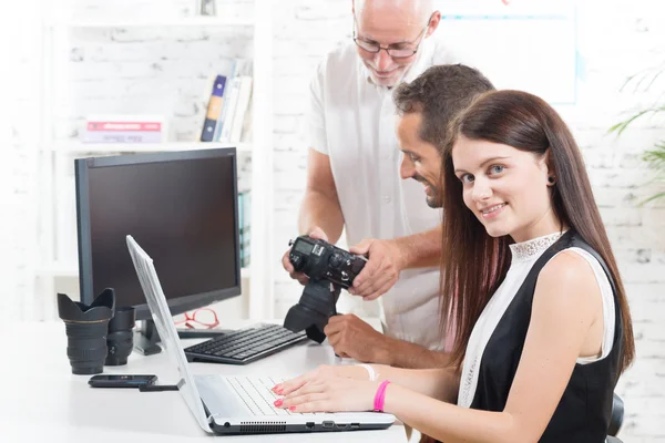 Un grupo de fotógrafos en su oficina — Foto de Stock