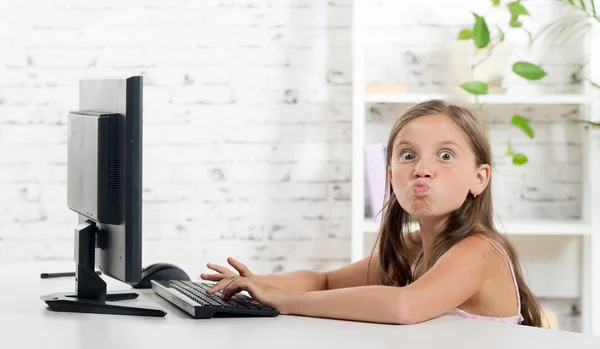 Dziewczyna grimaced przed komputerem — Zdjęcie stockowe
