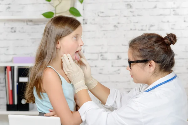 Un jeune médecin examine une petite fille — Photo