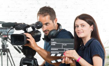 bir kameraman ve bir film kamera ile genç bir kadın