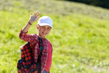 Beyaz şapkalı bir kız okula gidiyor