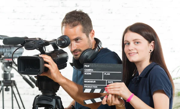 Ein Kameramann und eine junge Frau mit einer Filmkamera — Stockfoto