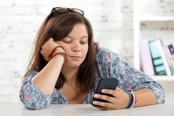 Portret nastolatka z inteligentny telefon — Zdjęcie stockowe