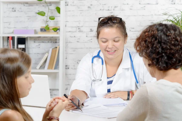 A little girl and her mother to the doctor — Stock Photo, Image
