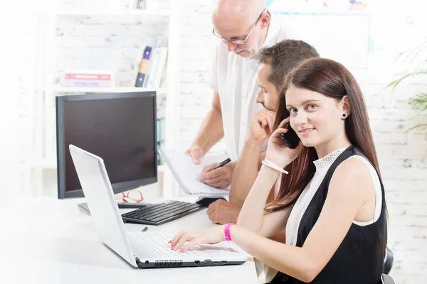 Skupina podnikatelů v úřadu, Žena s laptopem — Stock fotografie