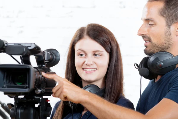 Ein Kameramann und eine junge Frau mit einer Filmkamera — Stockfoto