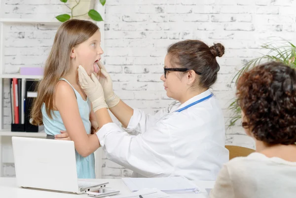 Un jeune médecin examine une petite fille — Photo