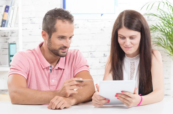 Ett ungt par gå och handla på internet — Stockfoto