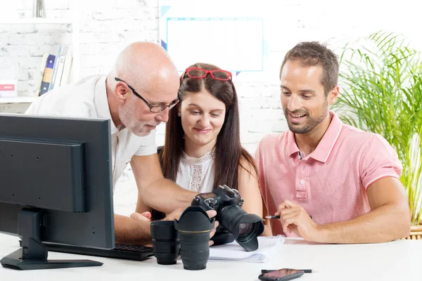 En grupp fotografer i deras kontor — Stockfoto