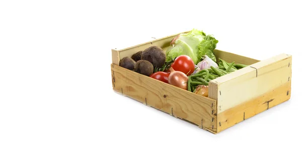 Holzkiste mit saisonalem Gemüse auf weißem Hintergrund — Stockfoto