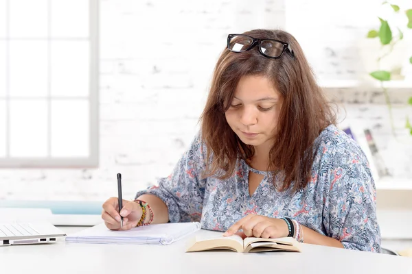 Una adolescente haciendo su tarea en el aula — Foto de Stock