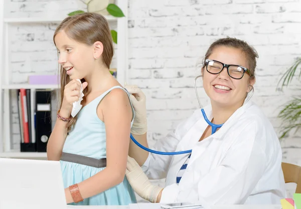 Un jeune médecin examine une petite fille — Photo