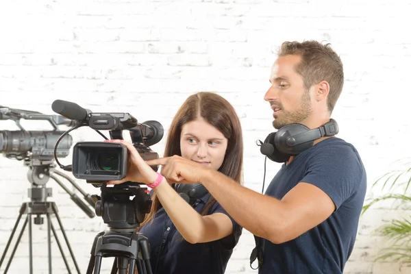 Ein Kameramann und eine junge Frau mit einer Filmkamera — Stockfoto