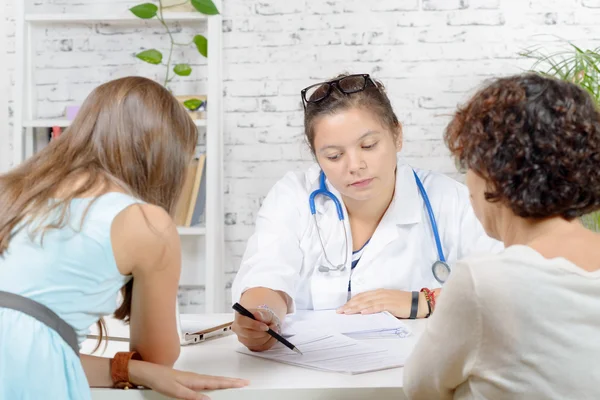 A mother and daughter to the doctor — Stock Photo, Image