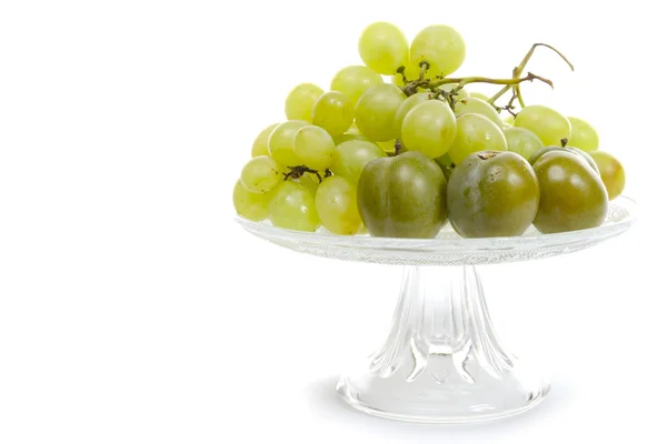 Racimos de uvas blancas maduras frescas en una taza sobre fondo blanco — Foto de Stock