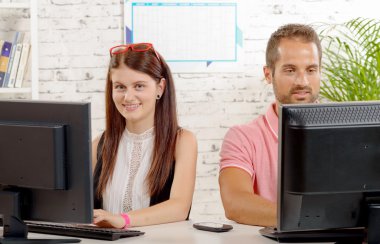 iki iş arkadaşı onların ofis