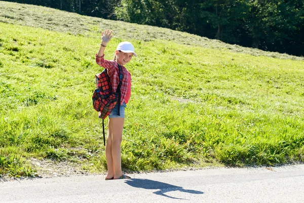 Dívka s bílou čepici, jde do školy — Stock fotografie