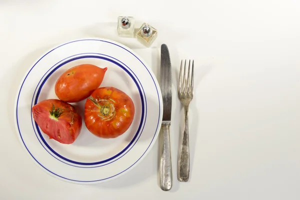 Garden tomatoes on a plate — Stock Photo, Image