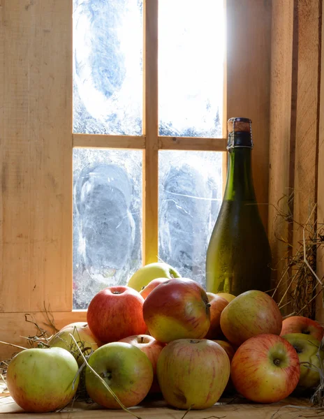 Bottle and glass of cider with apples — Stock Photo, Image