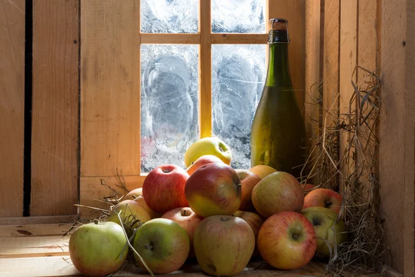 Bottle of cider with apples — Stock Photo, Image