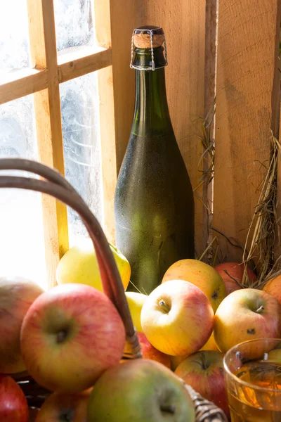 Flasche Apfelwein mit Äpfeln — Stockfoto