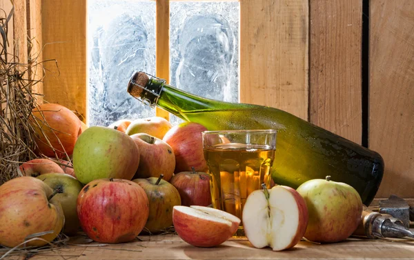 Botella y vaso de sidra con manzanas — Foto de Stock