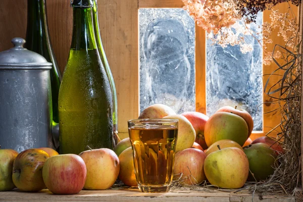 Flasche und Glas Apfelwein mit Äpfeln — Stockfoto
