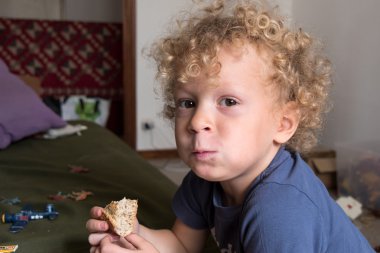 Genç bir çocuk elinde ekmek ile