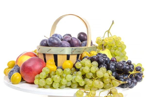 Diversas frutas, uvas, ciruelas, melocotones, aislados en fondo blanco — Foto de Stock