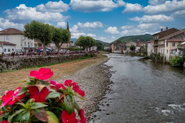 Saint Girons kasabasındaki Salat Nehri manzarası, Pireneler, Fransa