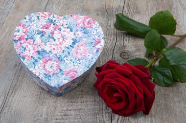 kalp şeklinde bir kırmızı gül kutusu