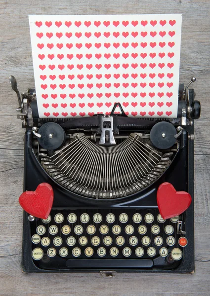 Velha máquina de escrever com coração de amor — Fotografia de Stock