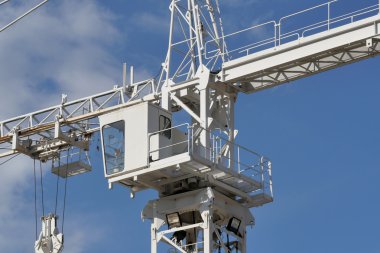 Mavi gökyüzü vinç