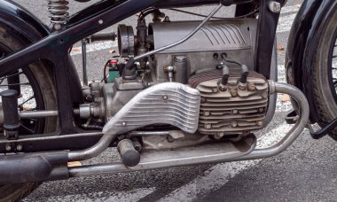 Gümüş kapaklı motosiklet motoru. Motoru yerde.