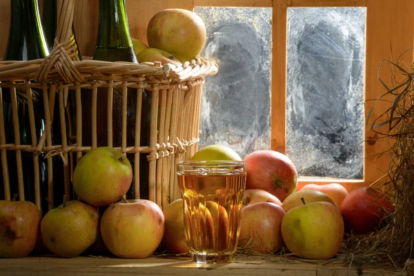 Primer plano de manzanas y vaso de sidra — Foto de Stock