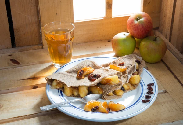 Pannenkoeken met apple en een glas cider — Stockfoto