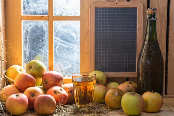 Botella y vaso de sidra con manzanas — Foto de Stock