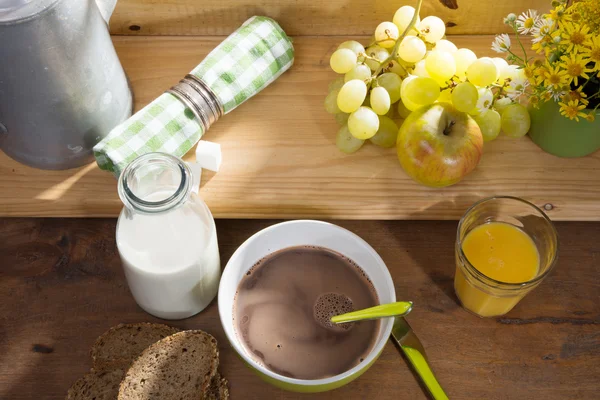 Ontbijt met een kom warme chocolademelk — Stockfoto