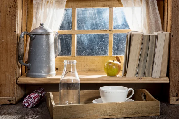 Zonnige ochtend ontbijt met melk in de buurt van een venster — Stockfoto