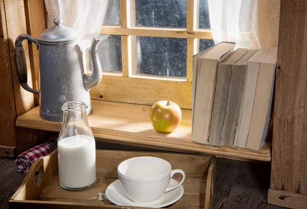 Colazione mattutina soleggiata con latte vicino a una finestra — Foto Stock