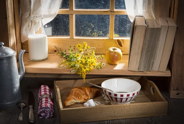 Zonnige ochtend ontbijt met melk in de buurt van een venster — Stockfoto