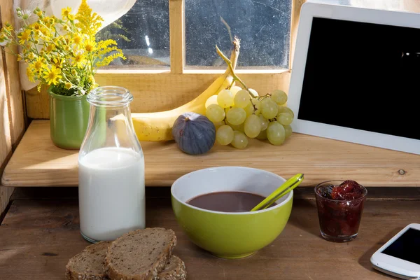 Soleggiata colazione mattutina con tablet digitale e telefono cellulare nea — Foto Stock