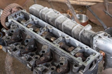 Tamir için eski araba motoru, koleksiyoncular için.