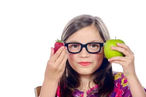 Een klein meisje met een appel en een aardbei op witte — Stockfoto