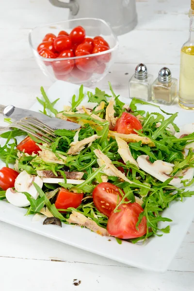 Sezonowa sałatka z pomidorów na stary stół biały — Zdjęcie stockowe